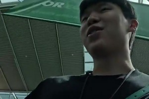 杨瀚森简直社交悍匪啊！在机场人气是真高